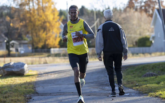 Rashid Handule fra Adamstuen Løpeklubb vant halvmaraton på 1.18.40